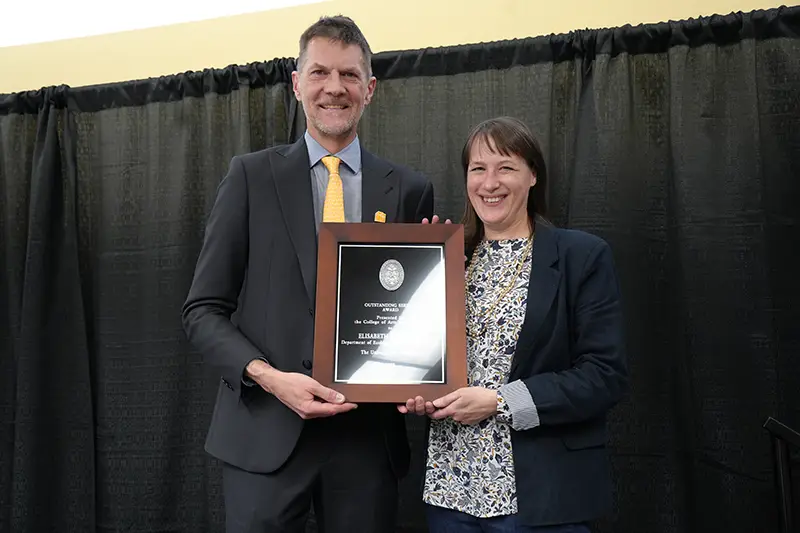 Elisabeth Schussler is presented an award by Robert Hinde at the Faculty Awards Ceremony